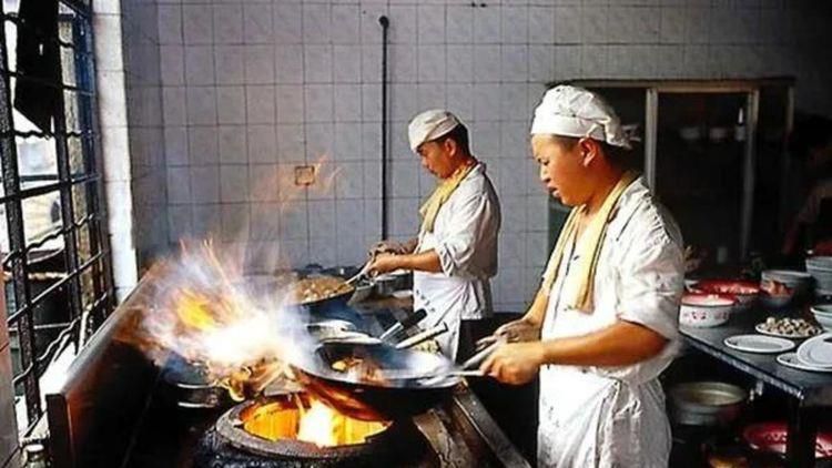 我觉得我是德甲的一份子，我们必须迈出正确的一步，来推动足球的发展。